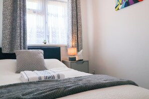 3 habitaciones, escritorio, tabla de planchar con plancha y wifi gratis 