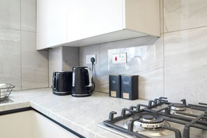 Fridge, microwave, oven, stovetop - Modern 3-Bed Home by ExCeL Centre & City Airport (London)