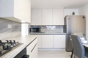 Refrigerador, microondas, horno, placa de cocina