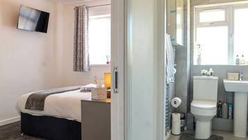 3 bedrooms, desk, iron/ironing board, free WiFi