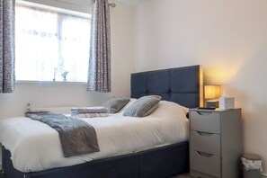 3 bedrooms, desk, iron/ironing board, free WiFi - Modern 3-Bed Home by ExCeL Centre & City Airport (London)