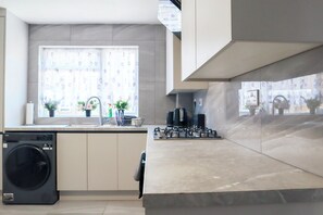 Refrigerador, microondas, horno, placa de cocina