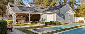 Outdoor dining - Your Coastal Getaway• 3 BR Deluxe • North Myrtle Beach (North Myrtle Beach)