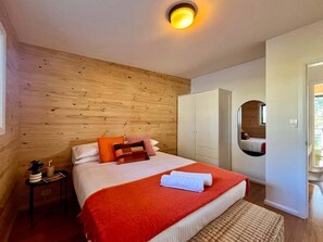 Room - Hudsons Hideaway - Cosy Eco Cabin, Rainforest Walks, Peaceful Location (Dorrigo)