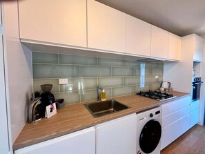 Private kitchen - Hudsons Hideaway - Cosy Eco Cabin, Rainforest Walks, Peaceful Location (Dorrigo)