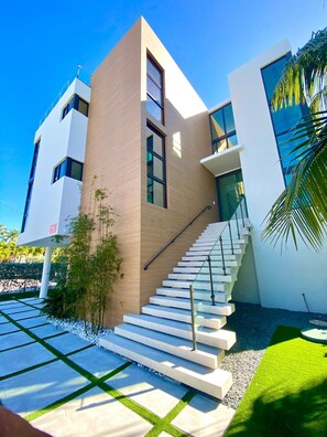 Exterior - 
Experience the ultimate Florida Keys getaway in this modern waterfront estate (Key Largo)