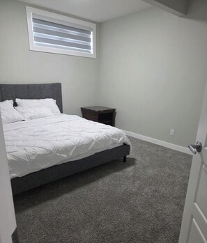 2 bedrooms, WiFi, bed sheets - Modern 2BR Suite | King Bed | Private Entrance I Glacier Ridge NW Calgary (Calgary)