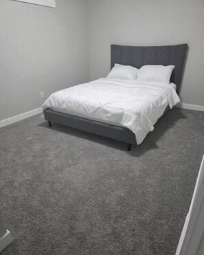 2 bedrooms, WiFi, bed sheets - Modern 2BR Suite | King Bed | Private Entrance I Glacier Ridge NW Calgary (Calgary)