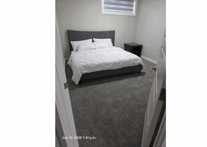 2 bedrooms, WiFi, bed sheets - Modern 2BR Suite | King Bed | Private Entrance I Glacier Ridge NW Calgary (Calgary)