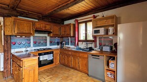 Coffee/tea maker, microwave, oven, stovetop - CASA-La Bergerie vue montagne Saint-Véran (Molines-en-Queyras)