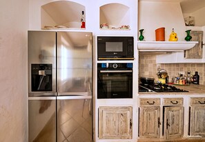 Wasserkocher mit Kaffee-/Teezubehör, Kühlschrank, Mikrowelle, Ofen