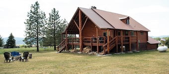 Log cabin, mountain views, golf course, fire pit, near Jackson Hole, sleeps 10
