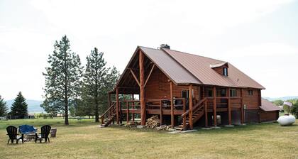 Log cabin, mountain views, golf course, fire pit, near Jackson Hole, sleeps 10