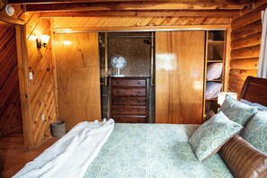 Tabla de planchar con plancha, wifi y ropa de cama 