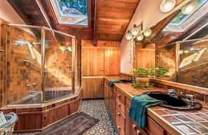 Shower, hair dryer, towels, soap - Dacha Life 3BR 2BA sunny sanctuary among the trees in Fort Bragg Ca. (Fort Bragg)