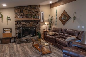 Living area - Sugar Creek Dreams waterfront, biking, hiking, fun (Bella Vista)