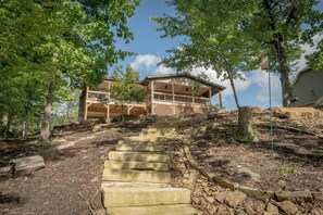 Property grounds - Sugar Creek Dreams waterfront, biking, hiking, fun (Bella Vista)