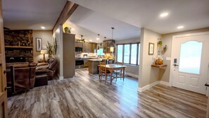 Interior - Sugar Creek Dreams waterfront, biking, hiking, fun (Bella Vista)
