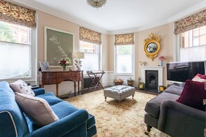 TV, fireplace - Ashley Gardens - Three Bedroom Apartment, Sleeps 6 (London)