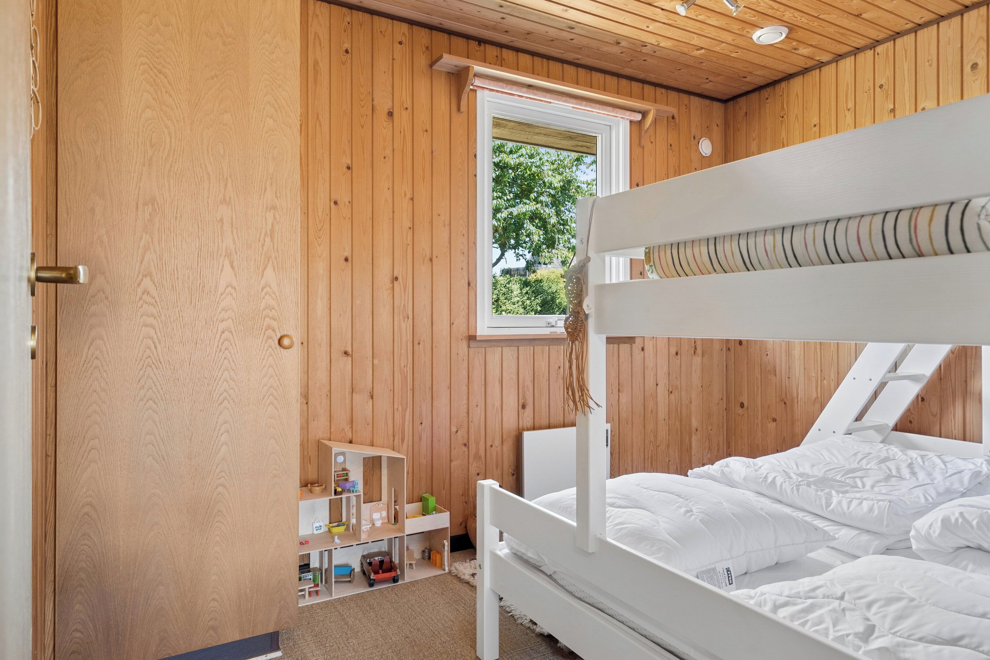 3 bedrooms, iron/ironing board, WiFi (free)