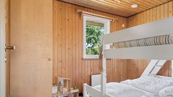 3 bedrooms, iron/ironing board, WiFi (free)