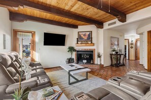 Smart TV, fireplace - Paradise Valley Oasis - Private Pool + Hot Tub - Near Kierland Commons & Golf (Scottsdale)