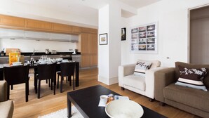 Een modern appartement met een eethoek, keuken en woonkamer.
