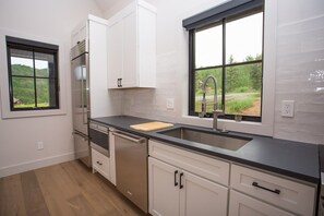 Wasserkocher mit Kaffee-/Teezubehör, Kühlschrank, Mikrowelle, Ofen
