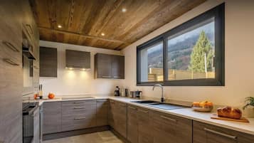 Coffee/tea maker, fridge, microwave, oven