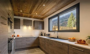 Coffee/tea maker, fridge, microwave, oven - Chalet des Hottes - mountain break for 14 with spa - OVO Network (Verchaix)