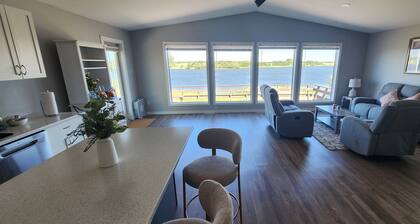 Peaceful 3BR Lakeside Escape in Neepawa