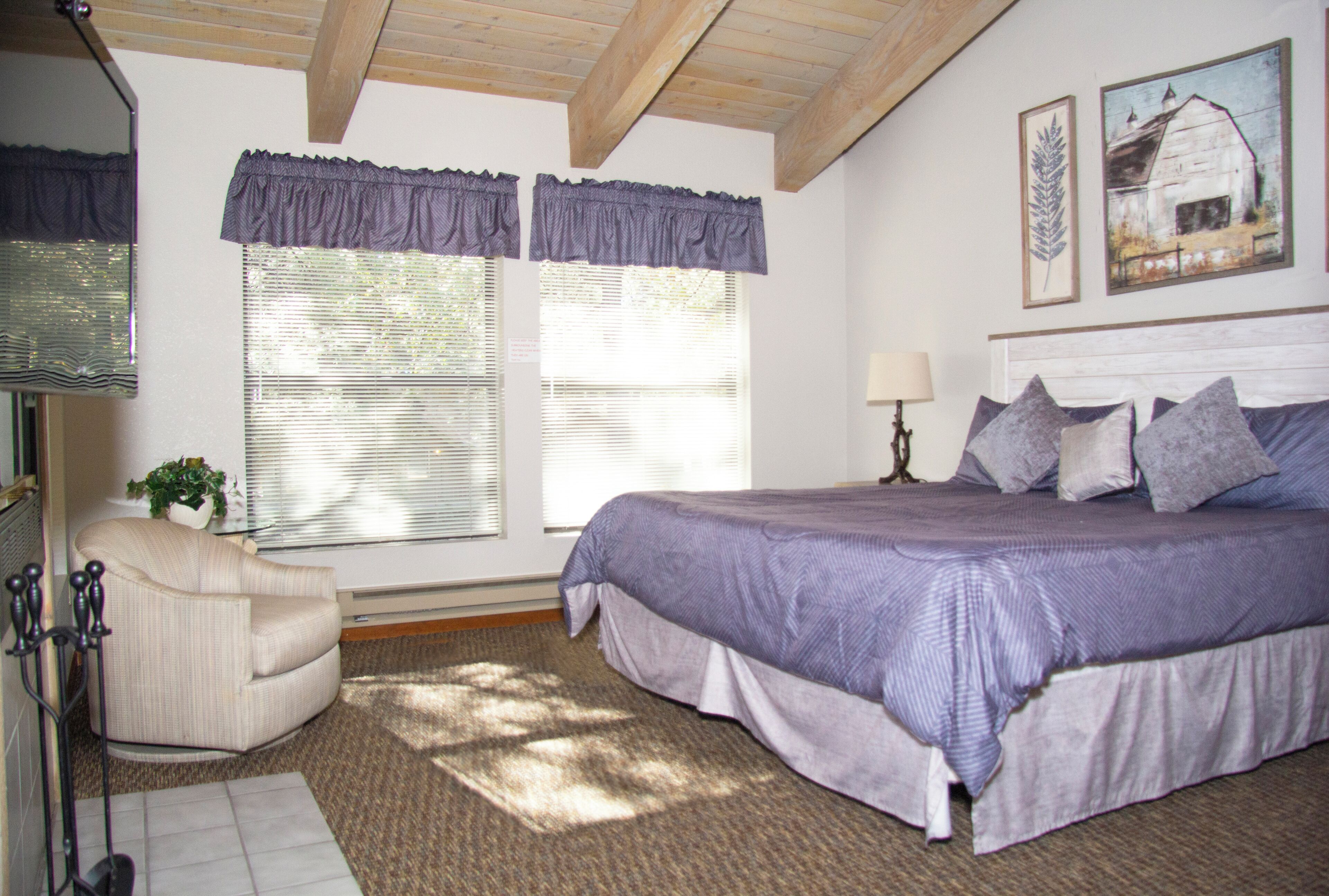 2 bedrooms, desk, iron/ironing board, WiFi