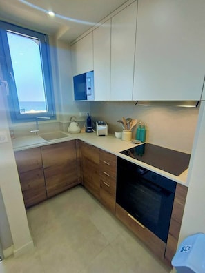 Kühlschrank, Ofen, Geschirrspüler, Kochgeschirr/Geschirr/Besteck