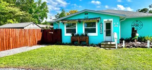 Exterior - Flagler Beach 2 bedroom, 2 bath home only 3 min drive from the beach. (Flagler Beach)