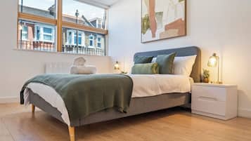 1 dormitorio, tabla de planchar con plancha, wifi y ropa de cama