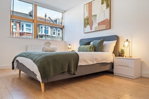 1 bedroom flat w/ private parking | Sleeps 6