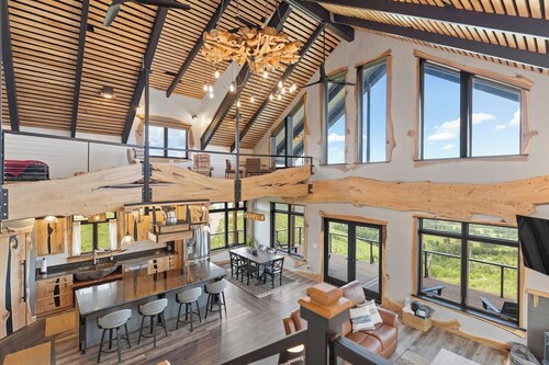 The Bald Doe- Luxurious! Spectacular Views! Hot Tub!