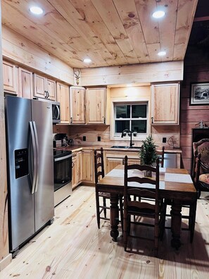 Private kitchen - 6BR 4bathroom 2-Cabin Retreat for 12 near Lake Ramp With large parking lot. (Tullahoma)