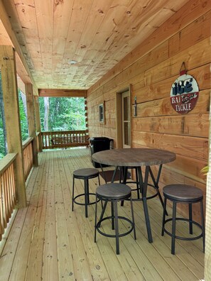 Outdoor dining - 6BR 4bathroom 2-Cabin Retreat for 12 near Lake Ramp With large parking lot. (Tullahoma)