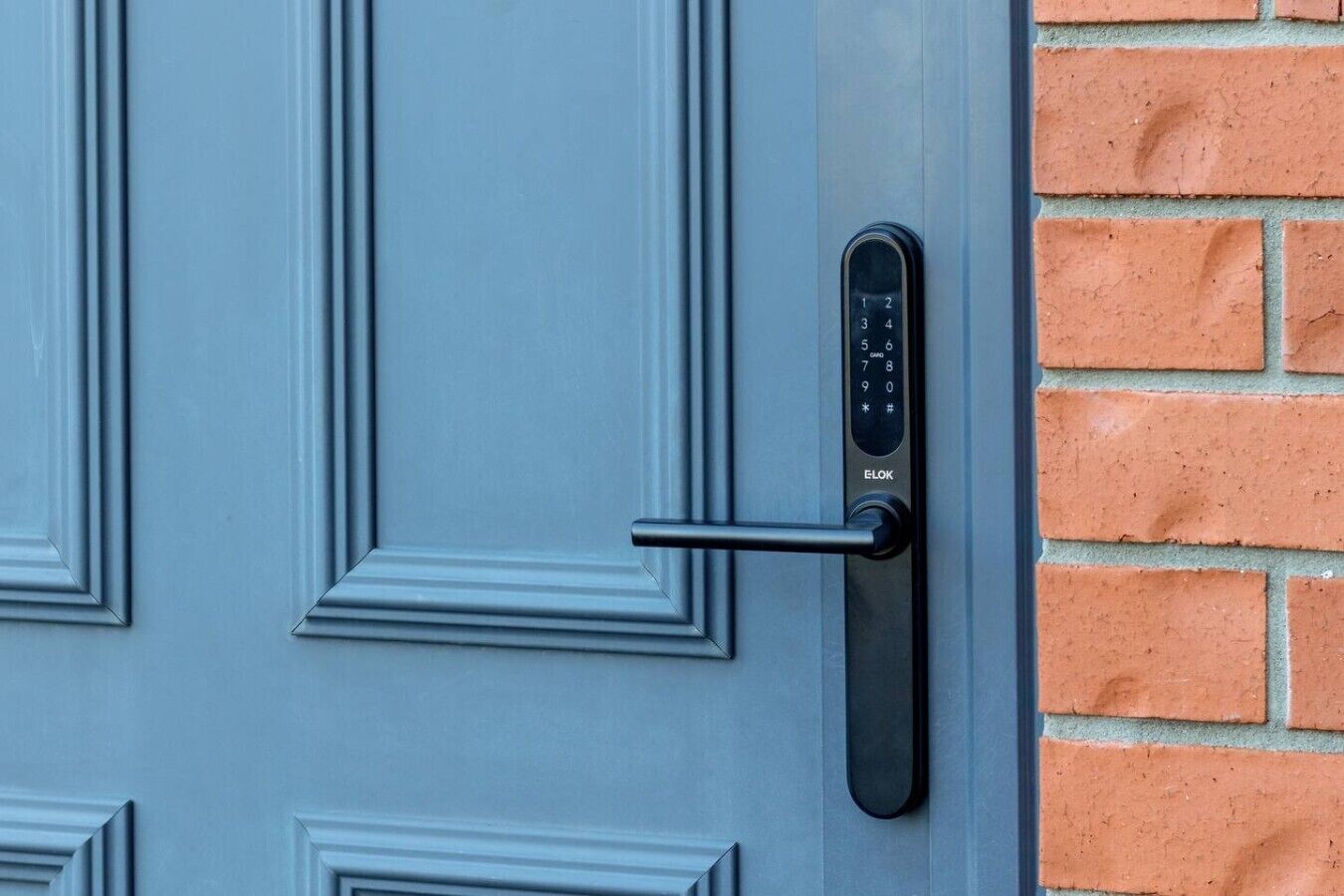 Puerta azul con un moderno teclado electrónico y manija.
