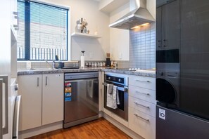 Wasserkocher mit Kaffee-/Teezubehör, Kühlschrank, Mikrowelle, Ofen