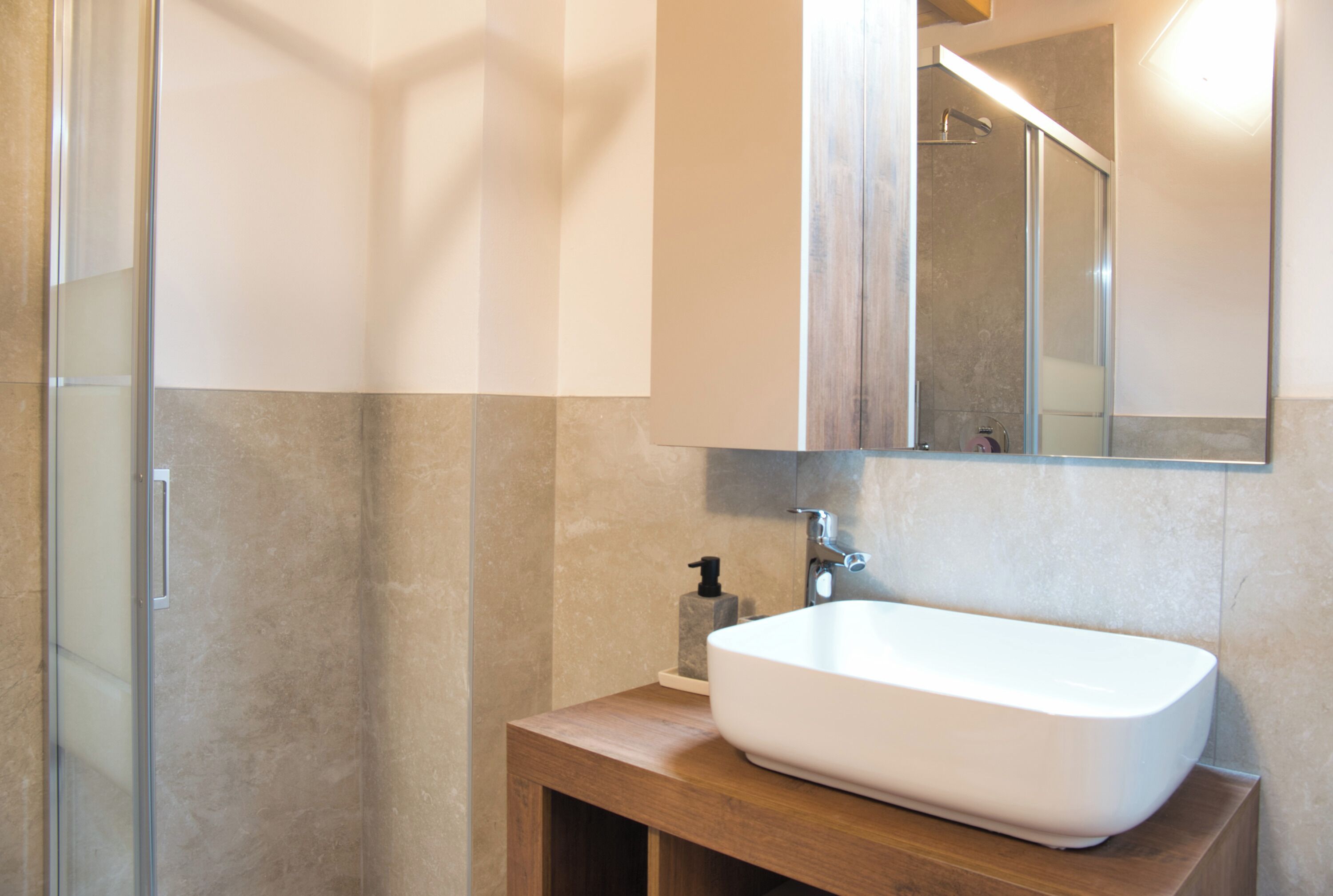 Ducha, secador de pelo, bidet, toallas