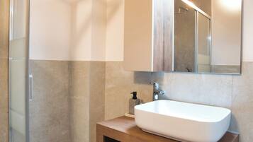 Ducha, secador de pelo, bidet, toallas