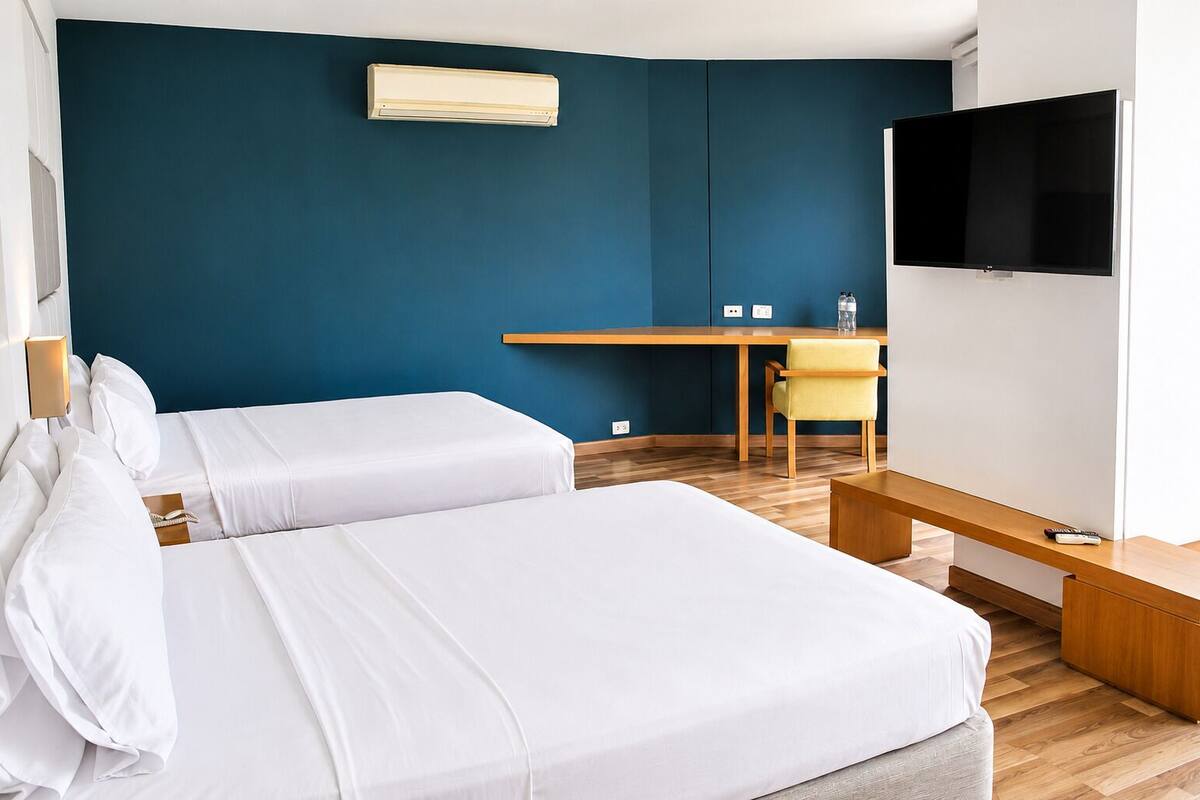Caja de seguridad en la habitación y escritorio 