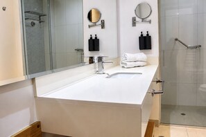 Superior Room, City View | Bathroom | Hair dryer, towels, soap, shampoo - Alko Select (Cali)
