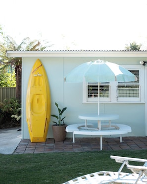 Outdoor dining - Lakeside Retro Cottage for two (Basin View)