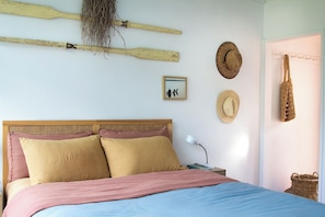 Iron/ironing board, free WiFi, bed sheets, wheelchair access - Lakeside Retro Cottage for two (Basin View)