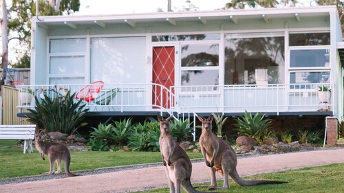 Lakeside Retro Cottage for two