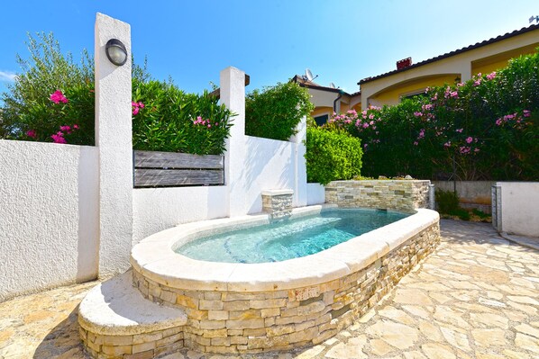 Pool - Apartment 2445/252725 (Istria - Banjole), 1000m from the beach (Banjole)