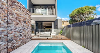 The Darby House | Pool • Walk to Beach & Dining